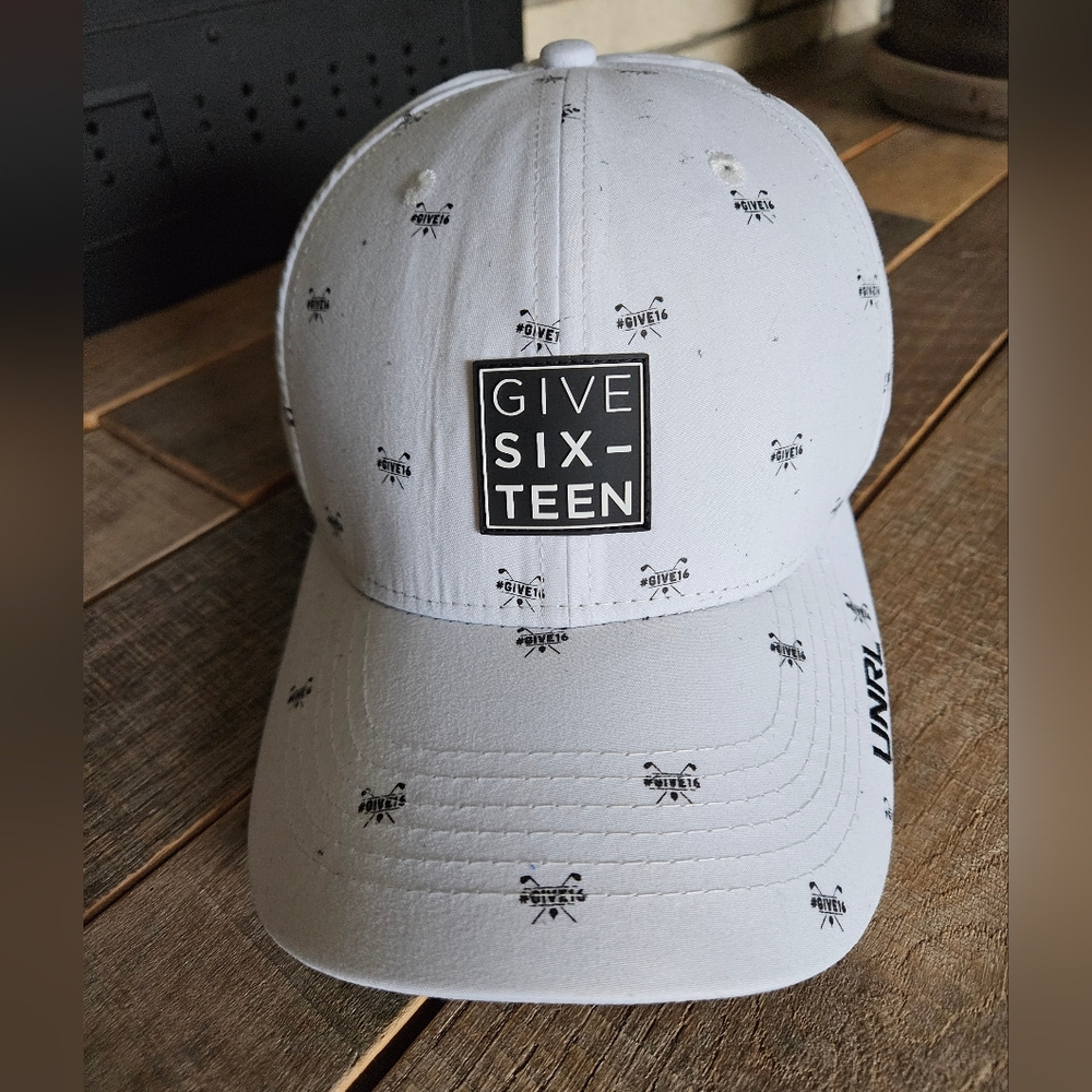 UNRL Give 16 Adjustable Golf Cap, Whote With Black Details